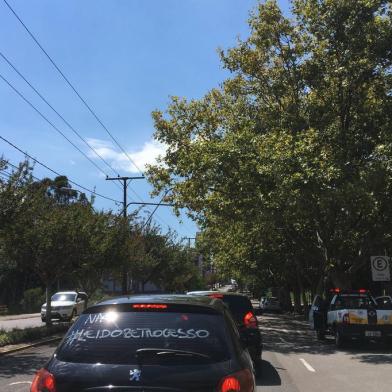 Motoristas do Uber protestam em Caxias do Sul por regulamentação federal do serviço de transporte por aplicativos.