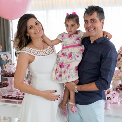 Chá da Helena, filha de Rafaela Zanella e Denis Valente. NA FOTO: Rafaela Zanella e Denis Valente com Bella e Helena na barriga