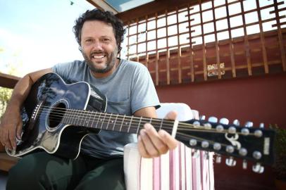  PORTO ALEGRE, RS, BRASIL, 03/04/2017 - Retrato do cantor Duca Leindecker. (FOTO: CARLOS MACEDO/AGÊNCIA RBS).