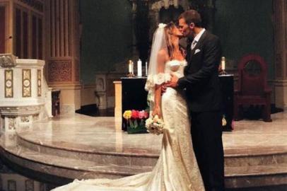 Gisele Bündchen e Tom Brady comemoram nove anos de casamento com imagens raras compartilhadas no Instagram.