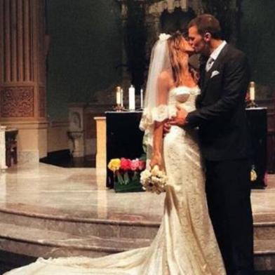 Gisele Bündchen e Tom Brady comemoram nove anos de casamento com imagens raras compartilhadas no Instagram.