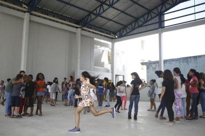  PORTO ALEGRE, RS, BRASIL - 26/02/2018 - Alunos dos 7º anos da escola chiká, na Lomba do Pinheiro, vão ter recreio pela primeira vez. (FOTO: ANSELMO CUNHA/AGÊNCIA RBS)