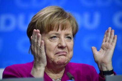  German Chancellor and leader of the Christian Democratic Union (CDU) Angela Merkel applauds during the party congress of the Christian Democratic Union (CDU) on February 26, 2018 in Berlin.The CDU party of German Chancellor Angela Merkel is holding the congress to approve the coalition deal between the conservatives and the Social Democrats (SPD).   / AFP PHOTO / Tobias SCHWARZEditoria: POLLocal: BerlinIndexador: TOBIAS SCHWARZSecao: governmentFonte: AFPFotógrafo: STF