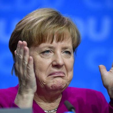  German Chancellor and leader of the Christian Democratic Union (CDU) Angela Merkel applauds during the party congress of the Christian Democratic Union (CDU) on February 26, 2018 in Berlin.The CDU party of German Chancellor Angela Merkel is holding the congress to approve the coalition deal between the conservatives and the Social Democrats (SPD).   / AFP PHOTO / Tobias SCHWARZEditoria: POLLocal: BerlinIndexador: TOBIAS SCHWARZSecao: governmentFonte: AFPFotógrafo: STF