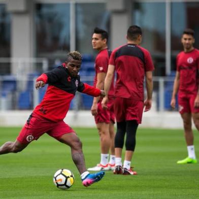 Meia Miller Bolaños em treino do Xolos Tijuana