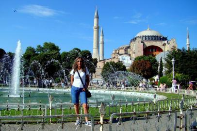 Quem vai a Istambul pela primeira vez provavelmente têm na cabeça as imagens da Basílica de Santa Sofia e da Mesquita Azul, os dois maiores monumentos da cidade. Ambas ficam separadas pelo Parque Sultanahmet. Santa Sofia (foto) foi construída entre os séculos 6 e 15 para ser a Catedral de Constantinopla, mas, no decorrer dos tempos, já foi templo ortodoxo, católico e mesquita. Desde 1931, é um museu secular.Maria Cristina Molina LadeiraDe Porto Alegre, em junho de 2016