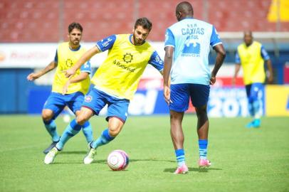  CAXIAS DO SUL, RS, BRASIL (15/01/2018). Gauchão 2018. Técnico Luís Carlos Winck, da SER Caxias, comanda treino com destaque para o lateral Cleiton e o zagueiro Laércio. NA FOTO, COM A BOLA, LAÉRCIO.(Roni Rigon/Pioneiro).