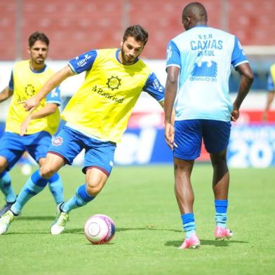  CAXIAS DO SUL, RS, BRASIL (15/01/2018). Gauchão 2018. Técnico Luís Carlos Winck, da SER Caxias, comanda treino com destaque para o lateral Cleiton e o zagueiro Laércio. NA FOTO, COM A BOLA, LAÉRCIO.(Roni Rigon/Pioneiro).