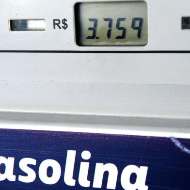  CAXIAS DO SUL, RS, BRASIL, 23/02/2018. Preço nas bombas de gasolina no posto SIM, do bairro Santa Lúcia, chega a 3,759 por litro. (Diogo Sallaberry/Agência RBS)