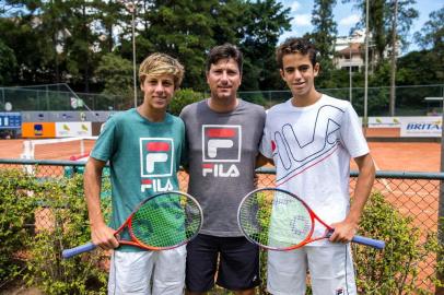 Da esquerda para direita. Pedro Boscardin, Ricardo Schlachter e João Loureiro durante treino para a Copa Gerdau-Itaú de tênis nas quadras da Sogipa. 