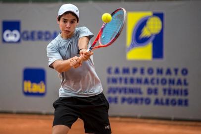 Uma das maiores promessas do tênis gaúcho e brasileiro, Gustavo Tedesco começou com vitoria na categoria 14 anos masculino da 35ª edição do Campeonato Internacional de Tênis de Porto Alegre (Copa Gerdau-Itaú), que está sendo jogado nas quadras Sogipa.