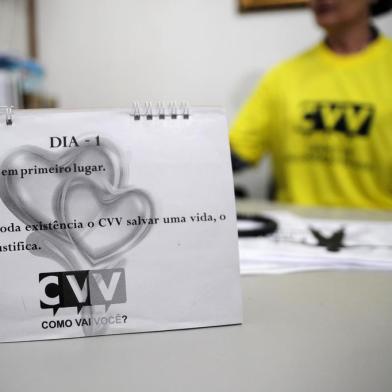  CAXIAS DO SUL, RS, BRASIL, 01/09/2017 - O Centro de Valorização a Vida desenvolve um trabalho de prevenção de suicídios. Para isso, conta com voluntátios que atendem ligações pelo fone 188. NA FOTO: Eloísa (codinome que usa como voluntária), 55 anos, empresária, atua no CVV.(Marcelo Casagrande/Agência RBS)