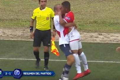 Jogadores peruanos se beijam em meio a confusão