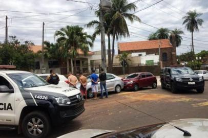 Carros roubados na Região Metropolitana, recuperados em Guaíra, no Paraná.