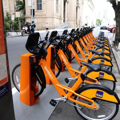  PORTO ALEGRE, RS, BRASIL, 27-02-2018. Novo modelo de bicicleta da Bike Poa é instalado em diversos lugares de Porto Alegre. Na foto: estação da Av Duque de Caxias com R Espirito Santo (RONALDO BERNARDI/AGÊNCIA RBS)