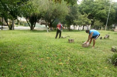  Para salvar praça do abandono, moradores do Passo dAreia fazem vaquinha e cortam grama