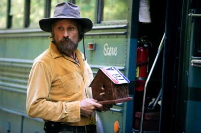 CF_00014_RViggo Mortensen stars as Ben standing outside the family bus, fondly known as Steve in CAPTAIN FANTASTIC, a Bleecker Street release.Credit: Erik Simkins / Bleecker Street