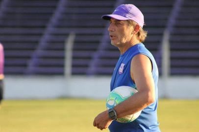  Eduardo Acevedo, técnico do Defensor