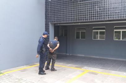 Um homem foi preso após tentar atropelar um agente da Guarda Municipal em Caxias do Sul. O caso ocorreu no Distrito Industrial. Ao ver os guardas, ele entrou no carro e tentou atingir um dos guardas na fuga. 