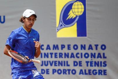 O equatoriano naturalizado brasileiro Mateo Reyes venceu o americano Tristan Boyer em sua estreia da categoria 18 anos na 35ª edição do Campeonato Juvenil de Tênis de Porto Alegre, a Copa Gerdau-Itaú. O torneio é disputado nas quadras da Associação Leopoldina Juvenil.