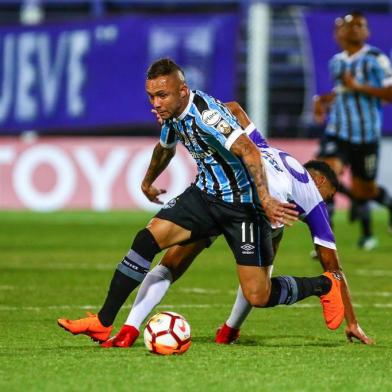 Gremio x DefensorRS - FUTEBOL/CONMEBOL LIBERTADORES 2018 /GREMIO X DEFENSOR - ESPORTES - Lance da partida entre Gremio e Defensor disputada na noite desta terca-feira, no Estadio Luis Franzini, em MontevidÃ©u, valida pela Libertadores 2018. FOTO: LUCAS UEBEL/GREMIO FBPAEditoria: SPOIndexador: Lucas UebelSecao: futebolFonte: Gremio.netFotógrafo: Gremio x Defensor