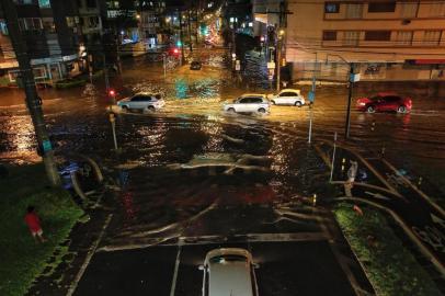 PORTO ALEGRE, RS, BRASIL, 27/02/2018 - Alagamentos causados pelo temporal. Bairro Menino Deus, Av jose de alencar.