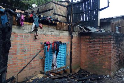 Casa pegou fogo no bairro Planalto. em Caxias, por volta das 23h30 desta segunda (26). Uma mulher e dois filhos não se feriram. Fogo teria sido provocado por uma vela.