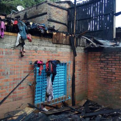 Casa pegou fogo no bairro Planalto. em Caxias, por volta das 23h30 desta segunda (26). Uma mulher e dois filhos não se feriram. Fogo teria sido provocado por uma vela.