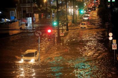  PORTO ALEGRE, RS, BRASIL, 27/02/2018 - Alagamentos causados pelo temporal. Bairro Menino Deus, Av José de Alencar com a Padre Cacique.