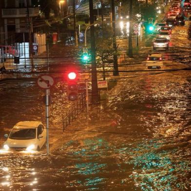  PORTO ALEGRE, RS, BRASIL, 27/02/2018 - Alagamentos causados pelo temporal. Bairro Menino Deus, Av José de Alencar com a Padre Cacique.