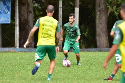  Juventude treina no gramado do Pedancino, ainda sem técnico. Na foto, o meia Fellipe Mateus