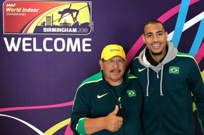 O atleta Almir dos Santos Júnior, líder do ranking mundial do salto triplo em 2018, e o técnico José Haroldo Loureiro Gomes, o Arataca, que virou a sensação do atletismo brasileiro em 2018, em Birmingham, na Inglaterra, nos preparativos para o Campeonato Mundial Indoor de atletismo.