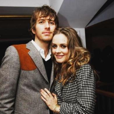 Alicia Silverstone e Christopher Jarecki anunciaram separação após 20 anos de relacionamento.