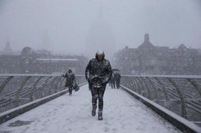 Frio intenso na Europa mata 24 pessoas