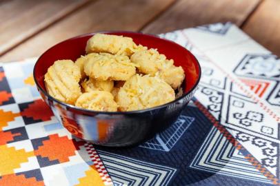  PORTO ALEGRE, RS, BRASIL, 19/01/2017 : Destemperados: Receitas com sabor umami: biscoito de queijo parmesão, refogado de brócolis e cogumelos, torta de ricota e tomate, picanha no forno com molho de mostarda e estrogonofe de camarão. (Omar Freitas/Agência RBS)Indexador: Omar Freitas