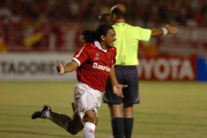 *** Mauro Vieira - Inter X Emelec 2 ***Internacional e Emelec, do Equador, no estádio Beira Rio, pela Libertadores da América 2007. O time gaúcho precisa ganhar para sair da lanterna e voltar a brigar pela classificação do Grupo 4 da competição. Na foto, Perdigão comemora o gol.