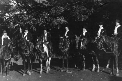 Isidoro Bigolin (primeiro à esquerda) e os filhos durante uma cavalgada em Erechim.