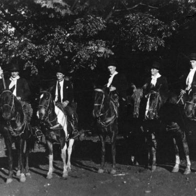 Isidoro Bigolin (primeiro à esquerda) e os filhos durante uma cavalgada em Erechim.