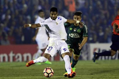 -Uruguays Nacional player Rodrigo Aguirre (L) controls the ball marked by Brazils Chapecoense midfielder Joao Pedro  during their Copa Libertadores 2017 football match at Gran Parque Central stadium in Montevideo on April 27, 2017. / AFP PHOTO / PABLO PORCIUNCULAEditoria: SPOLocal: MontevideoIndexador: PABLO PORCIUNCULASecao: soccerFonte: AFPFotógrafo: STF