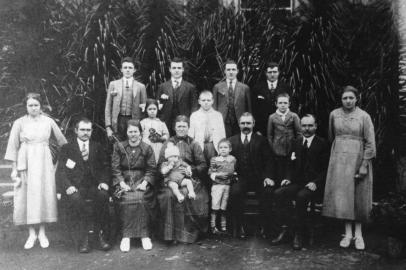 O casal Isidoro Bigolin e Anna Cantele e os filhos por volta de 1920. Na fila de trás, em pé, estão os irmãos José, João, Luiz e Angelo. À frente, a partir da esquerda, vemos Maria, Geronimo, Luiza, Gema, Antonio, a matriarca Ana com o filho Severino no colo, Giglio, o patriarca Isidoro, Ernesto, Pedro e Tereza.