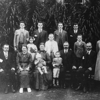 O casal Isidoro Bigolin e Anna Cantele e os filhos por volta de 1920. Na fila de trás, em pé, estão os irmãos José, João, Luiz e Angelo. À frente, a partir da esquerda, vemos Maria, Geronimo, Luiza, Gema, Antonio, a matriarca Ana com o filho Severino no colo, Giglio, o patriarca Isidoro, Ernesto, Pedro e Tereza.