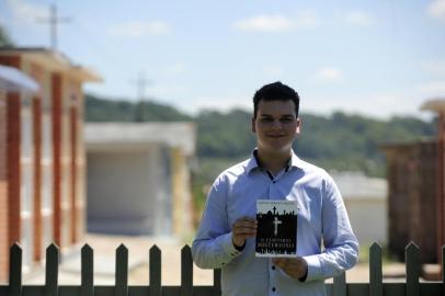  CAXIAS DO SUL, RS, BRASIL, 07/02/2017 - Gustavo Tamagno Martins, 16 anos, está lançando o livro O Cemitério Misterioso, com personagens inspirados nele e na irmã, Eduarda, 11 anos. (Marcelo Casagrande/Agência RBS)