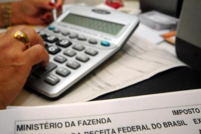 A entrega da declaração do Imposto de Renda 2017 começa no dia 02 de março e, quem quiser, pode se antecipar e evitar dor de cabeça no momento de preencher o formulário. Como? Buscando se informar! A partir do dia 20 de fevereiro estará aberto o Núcleo de Apoio Contábil e Fiscal (NAF) de Florianópolis, espaço que tem parceria com a Receita Federal e oferece orientação fiscal gratuita aos cidadãos e às micro e pequenas empresas. O NAF está localizado dentro do campus da Estácio Florianópolis, na SC-401, no Bairro Itacorubi. O atendimento é realizado pelos estudantes de Ciências Contábeis por ordem de chegada, e ocorrerá nas segundas-feiras, das 9h às 11h, terças-feiras, das 16h30 às 18h30, e quartas-feiras, das 9h às 11h. Quem já tiver com a documentação completa em mãos - comprovantes de rendimentos emitidos pela fonte pagadora, extratos bancários de poupança e de aplicações financeiras com saldo em 31 de dezembro, entre outros - poderão contar com a orientação dos estudantes.