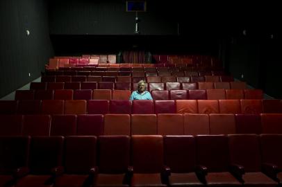 VIAMÃO, RS, BRASIL, 23-02-2018: O proprietário Arnaldo Henke, 80 anos, na sala do único cinema de Viamão, na Vila Santa Isabel. O local terá que fechar por dificuldades financeiras. (Foto: Mateus Bruxel / Agência RBS)