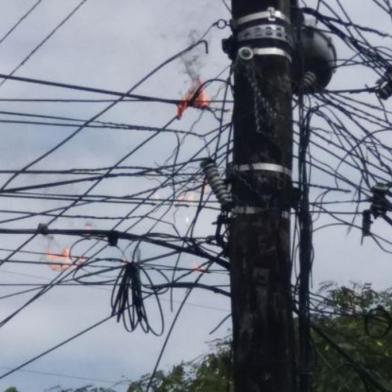  Poste pega fogo e preocupa moradores do bairro Sarandi, em Porto Alegre