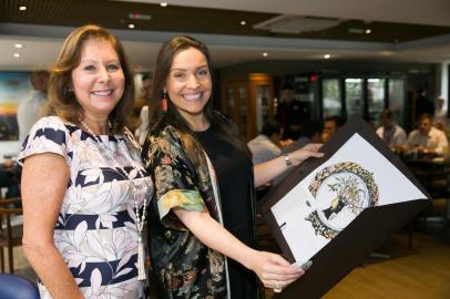  PORTO ALEGRE, RS, BRASIL.28-02-2018. Regina Galbinski Teitelbaum e Letícia Sá. .  A Gravura Galeria de Arte recebe arquitetos convidados no restaurante Dom Pallesi, no Radisson Porto Alegre Hotel, para o almoço de celebração do Programa Fidelidade de 2017. Na ocasião, foi entregue um prêmio exclusivo para cada um dos três primeiros colocados no programa. (FOTO ANDRÉA GRAIZ/AGÊNCIA RBS).Indexador: Andrea Graiz