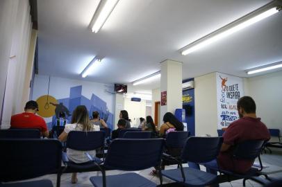  PORTO ALEGRE, RS, BRASIL, 29-01-2018: Estudantes em busca de vagas de estágio durante o verão, no CIEE de Porto Alegre. (FOTO FÉLIX ZUCCO/AGÊNCIA RBS, Editoria SuaVida).