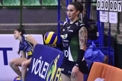 Superliga Feminina de Volei - Valinhos x BauruVALINHOS,SP - 23.02.2018 - SUPERLIGA-VOLEI - Partida entre Renata Valinhos x Volei Bauru, válida pela vigésima primeira rodada da Superliga Feminina de Volei, realizado no Ginásio Municipal de Valinhos, em Valinhos, interior do estado de São Paulo, na noite desta sexta-feira, 23. Tifanny Abreu. (Foto: Eduardo Carmim/Photo Premium/Agência O Globo)Editoria: WARLocal: VALINHOSIndexador: Photo PremiumFonte: PHOTO PREMIUMFotógrafo: Esportes