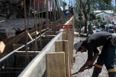 CAXIAS DO SUL, RS, BRASIL, 28/02/2018 - A 4ª Coordenadoria Regional de Educação (4ª CRE) tem previsão de obras em 21 instituições de ensino da região. Em algumas delas os serviços já foram concluídos. Em outras, começaram recentemente. Mas, a maioria espera que os trabalhos iniciem nos próximos meses. NA FOTO: construção de muro na escola Silvio Dal Zotto, no bairro Marechal Floriano. (Marcelo Casagrande/Agência RBS)