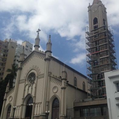 Catedral Diocesana de Caxias do Sul e campanário recebem nova pintura após 10 anos.